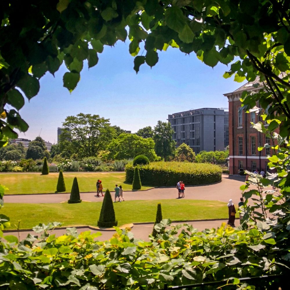 Royal Garden Hotel is located right next to Kensington Gardens, allowing guests to explore Kensington Palace and Hyde Park with perfect convenience.