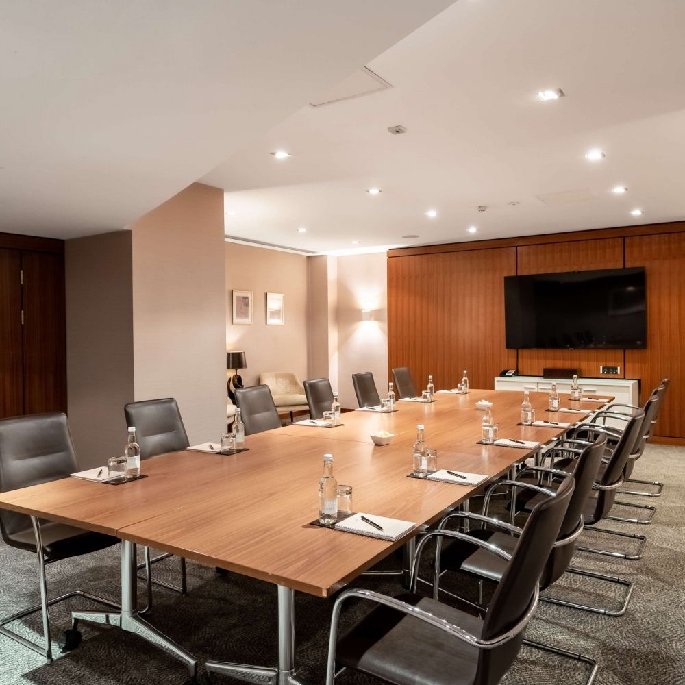 Royal Garden Hotel offers a range of meeting venues perfect for boardroom meetings, with state-of-the-art audiovisual facilities.