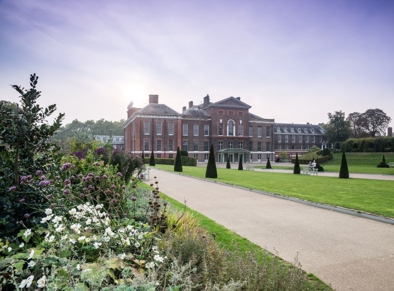 Royal Garden Hotel is right next to iconic London landmarks such as Kensington Palace and Kensington Gardens.