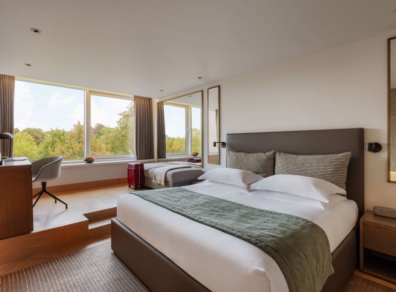 The newly refurbished Garden Deluxe room offers a lavish king bed, a stunning view of Kensington Gardens, a comfortable work desk and sofa area.