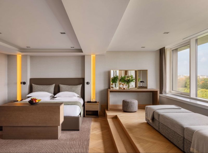 The newly refurbished Master Suites at Royal Garden Hotel offers guests an ultimate luxury experience with a lavish king bed, comfortable sofa area and a panoramic view of Kensington Gardens.