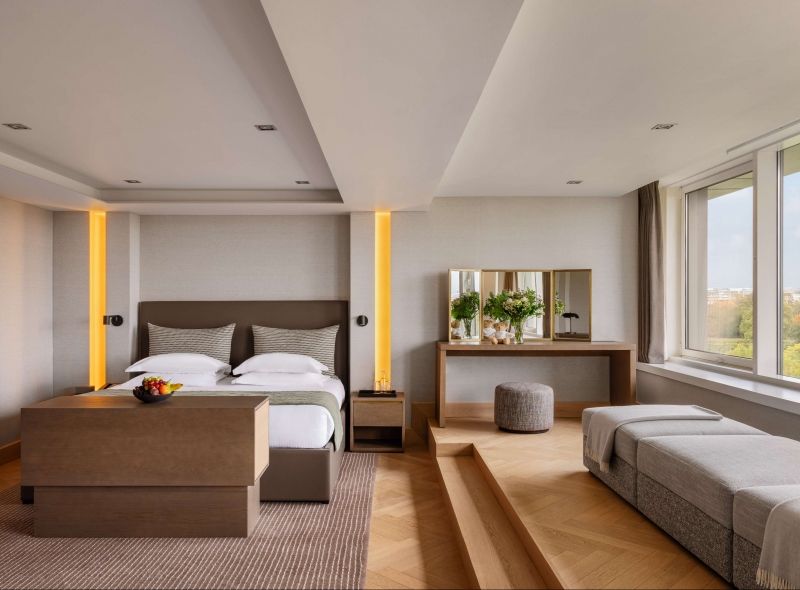 The newly refurbished Master Suites at Royal Garden Hotel offers an ultimate luxury accommodation experience, featuring a lavish king bed, ample bedroom, a comfortable sofa area and stunning views of the Kensington Gardens.