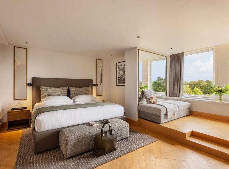 The newly refurbished Park Suites offer modern guest rooms, a lavish king bed, a comfortable sofa area and a beautiful view of Kensington Gardens.