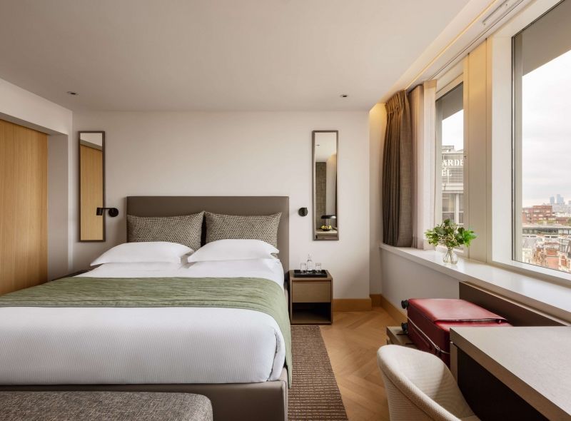 The newly refurbished Royal Deluxe Double room features a lavish king bed, a comfortable work desk, guaranteed high floor views and extra space.