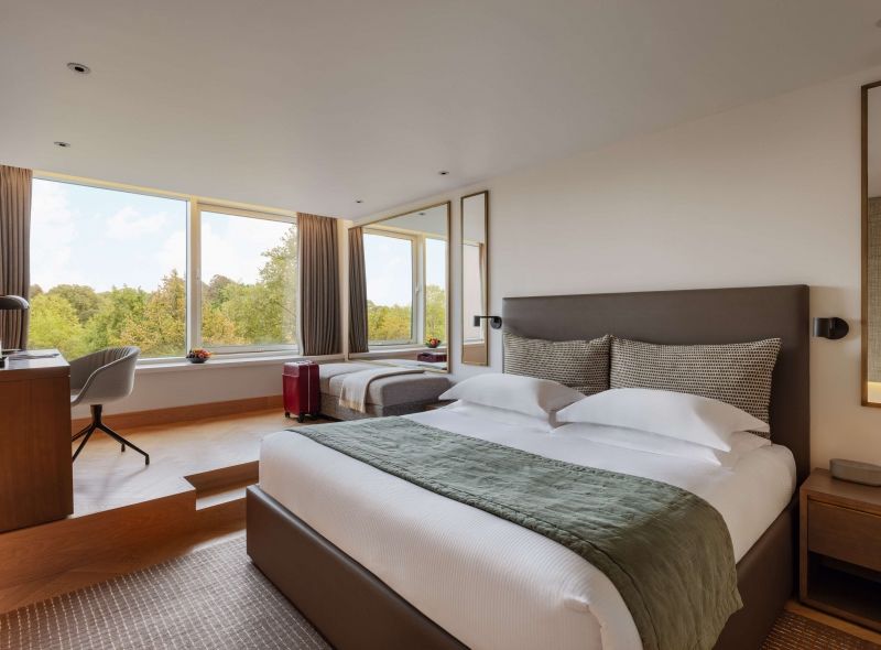 The newly refurbished Garden Deluxe Room at Royal Garden Hotel features a lavish king bed, a comfortable work desk and sofa area, and a stunnig view of Kensington Gardens.