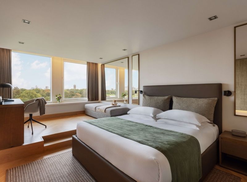 The newly refurbished Royal Garden Deluxe Room is one of the flagship guest rooms of Royal Garden Hotel, featuring a lavish king bed, a comfortable work desk and sofa area, and a stunning view of Kensington Gardens from guaranteed high floors.