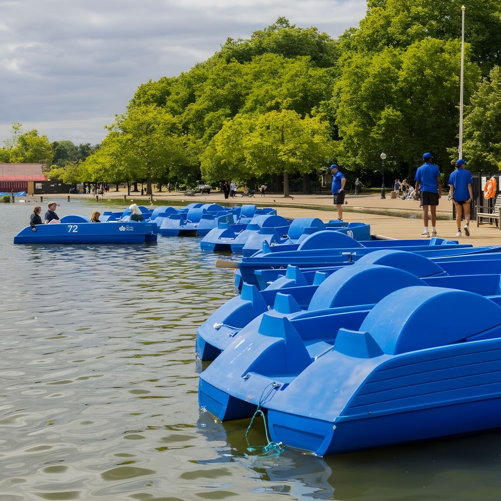 Enjoy tranquility in Central London with a boat ride on the Serpentine in Hyde Park. Choose a pedalo for leisurely paddling or a classic rowboat for a traditional experience on this picturesque lake.
Surrounded by lush greenery, spot wildlife and unwind amidst the vibrant cityscape. Ideal for families or anyone seeking a peaceful retreat.