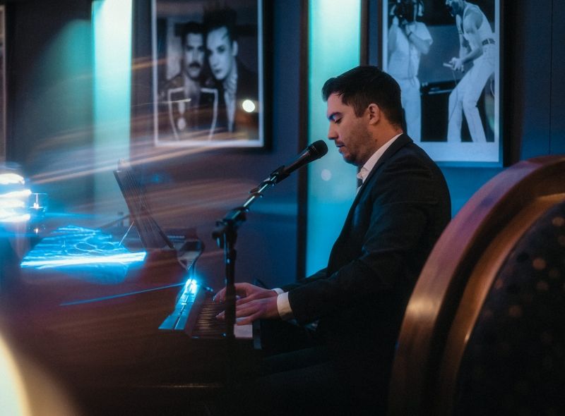 Pianist performing piano live at cocktail bar Piano Kensington.