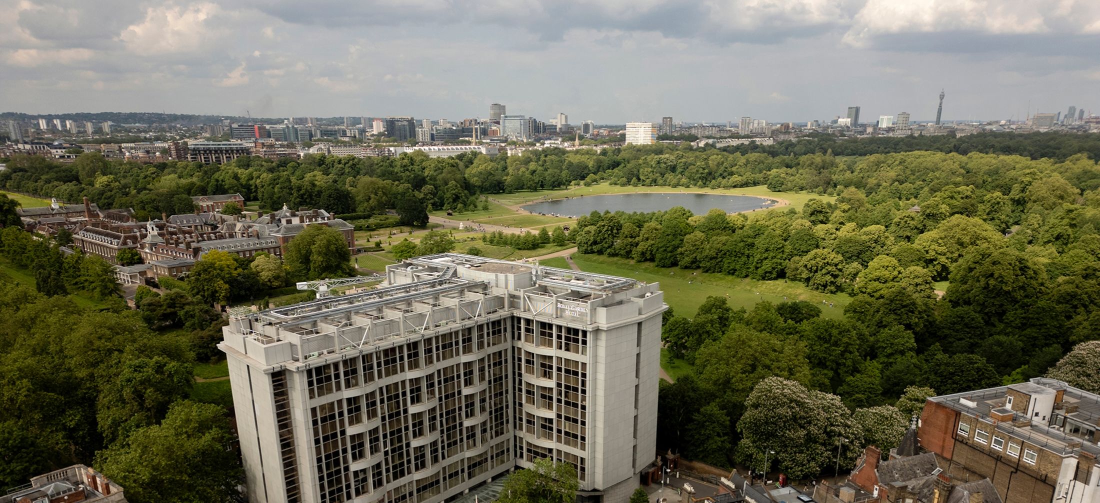 Royal Garden Hotel is right next to Kensington Gardens, Kensington Palace and Hyde Park.