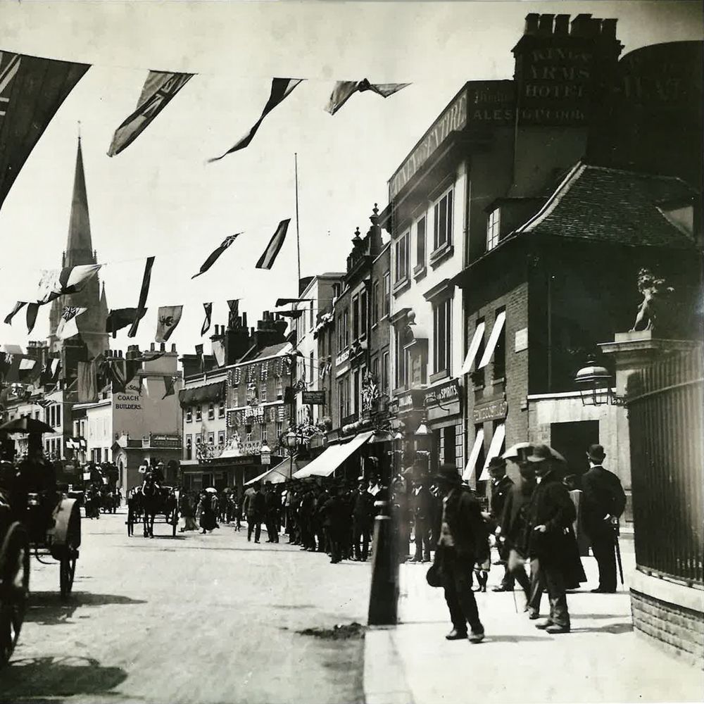 The historical site of Royal Garden Hotel, was first the King's Arm Hotel with a grand tavern situated at the corner of Kensington Gardens.